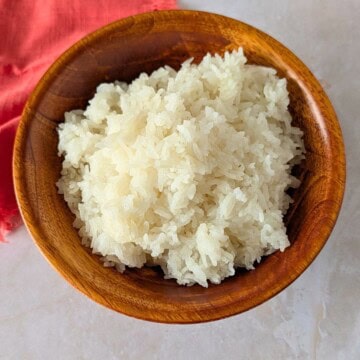 Feature image of cooked sticky rice in a bamboo bowl.