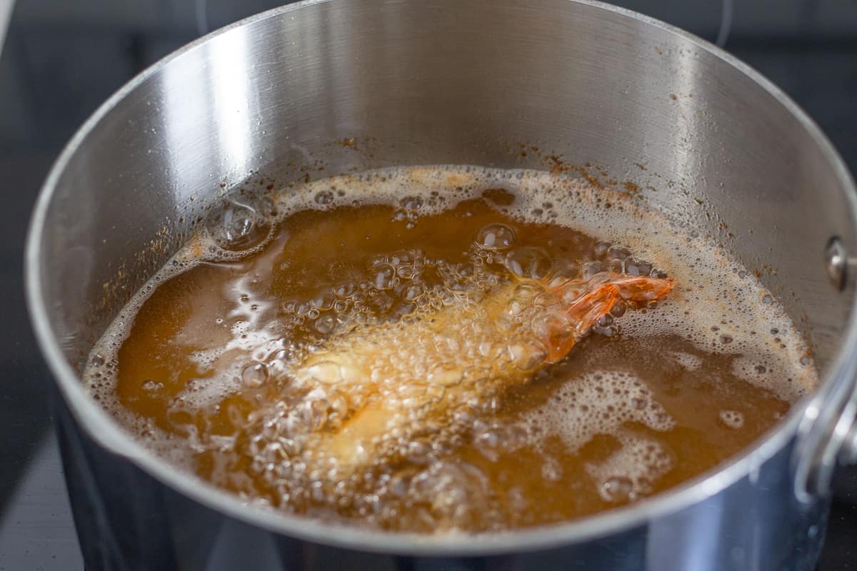 Shrimp in frying oil.