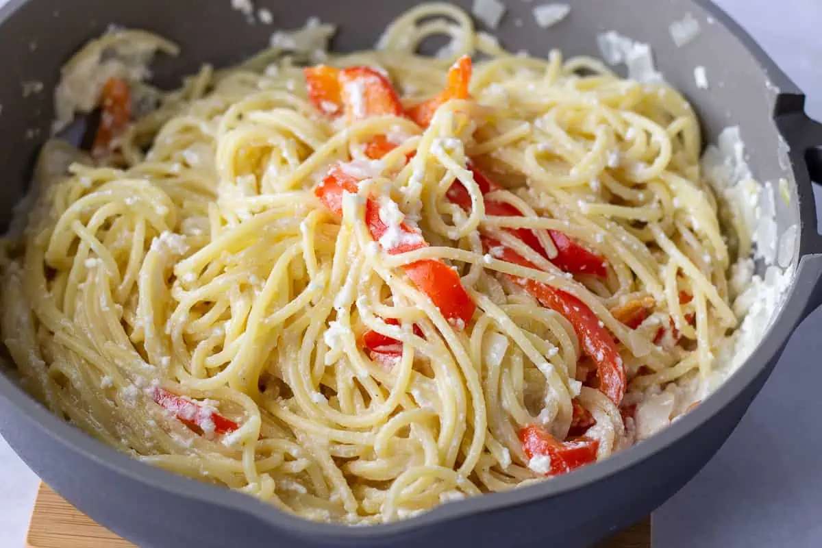 Finished espagueti blanco in a skillet.