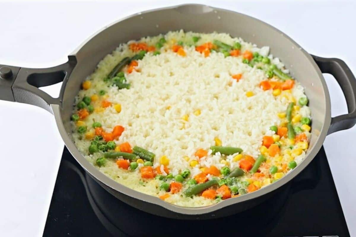 Cooked arroz primavera in a skillet.