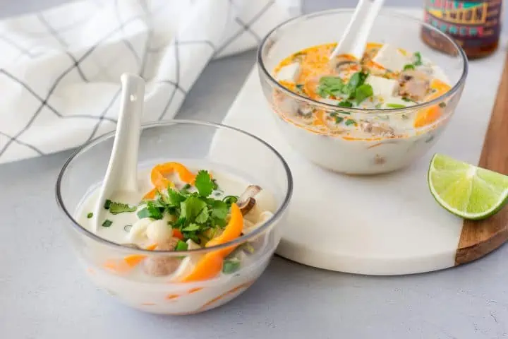 2 glass bowls with tom kha tofu.