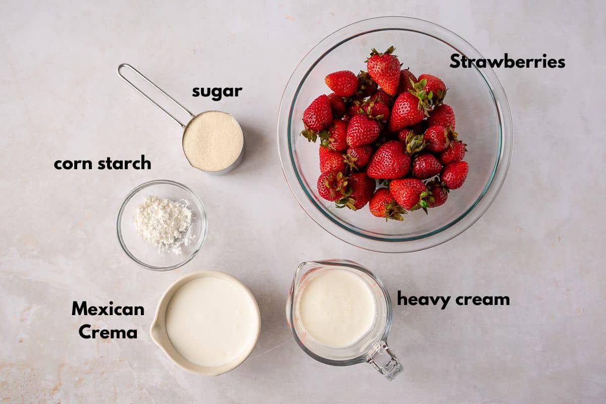 Ingredients for fresas con crema paleta.