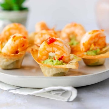 Feature image of shrimp and guacamole wonton cups.