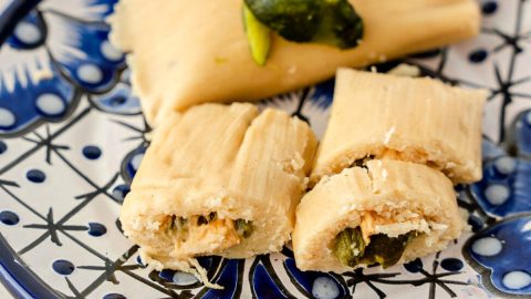 https://thaicaliente.com/wp-content/uploads/2022/10/tamale-de-rajas-con-queso-feature-480x270.jpg