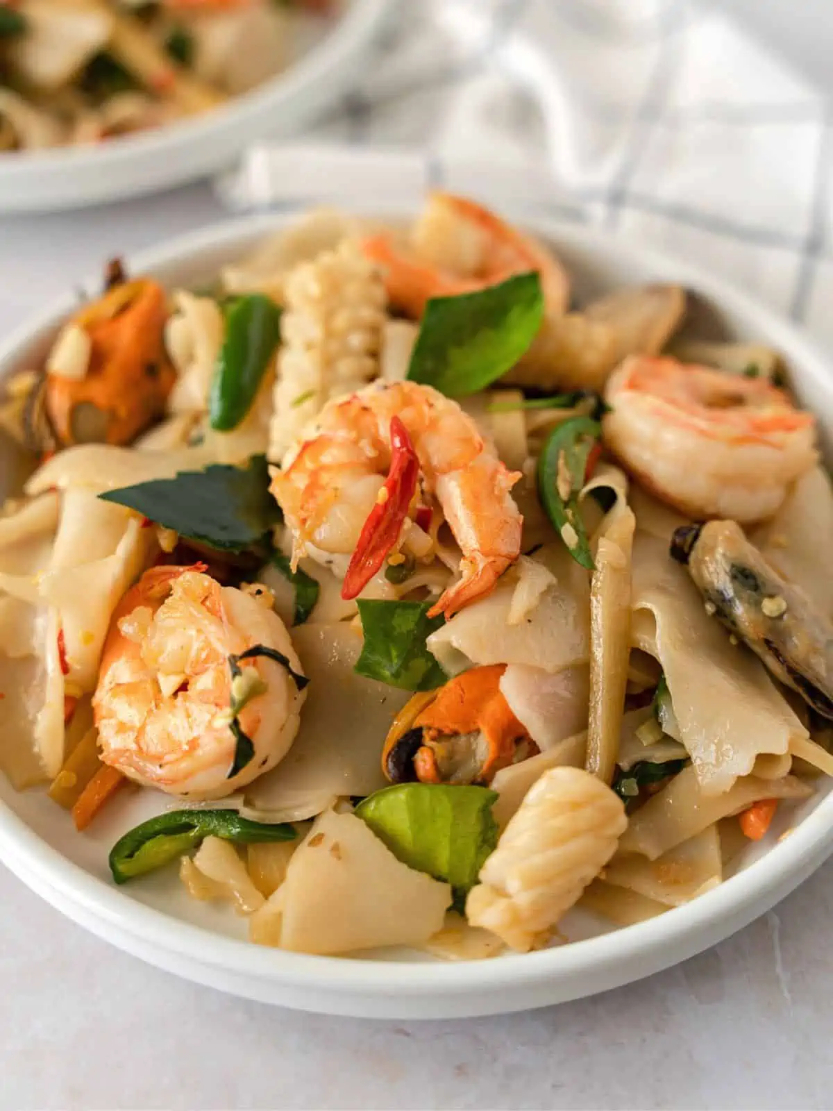 Up close view of pad kee mao talay.