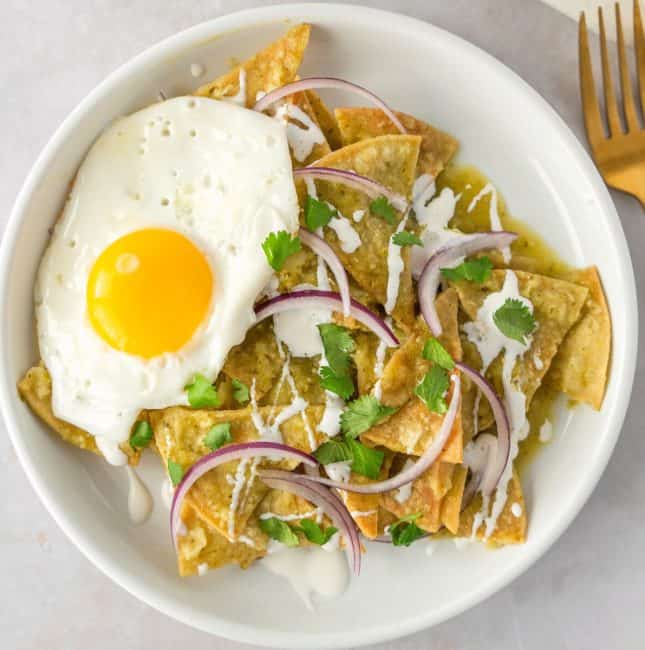 Feature image of chilaquiles verdes con huevo on a plate.