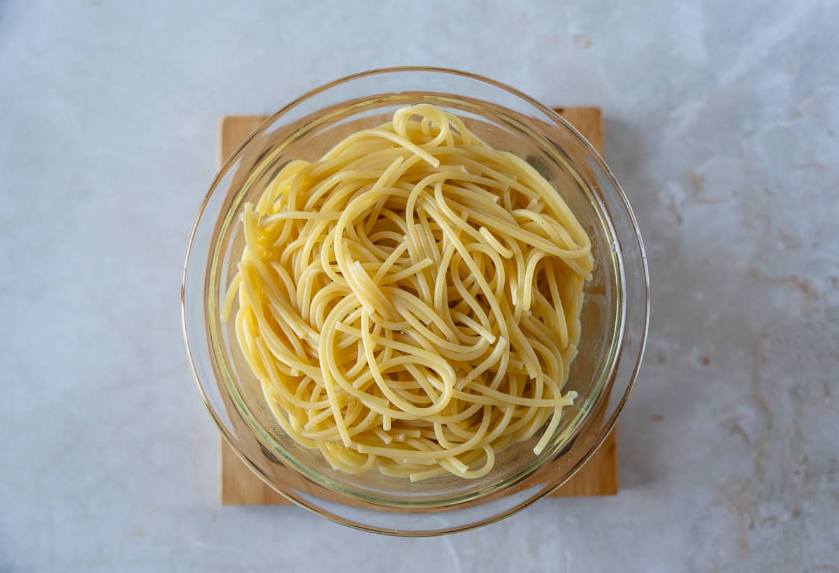 Cooked spaghetti pasta in a glass bowl.
