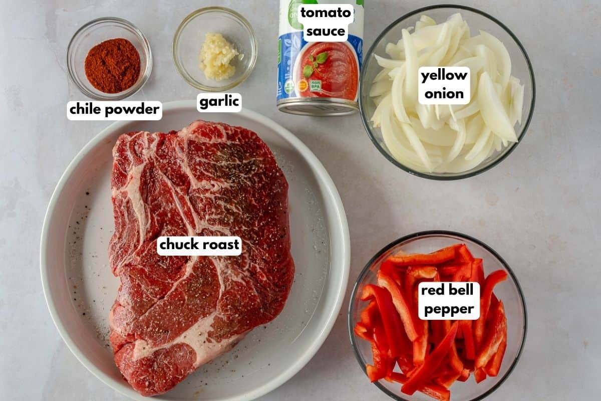 Ingredients labeled with text, Chile powder, garlic, tomato sauce, yellow onion, chuck roast, red bell pepper.