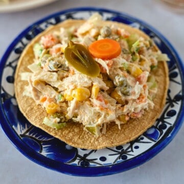 Feature image of ensalada de pollo on a tostada.