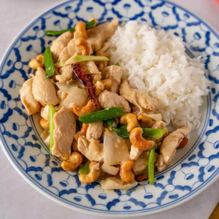 Feature image of Thai cashew chicken.