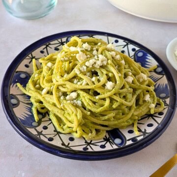 Espagueti verde on a blue plate.