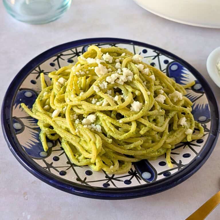 Espagueti verde on a blue plate.