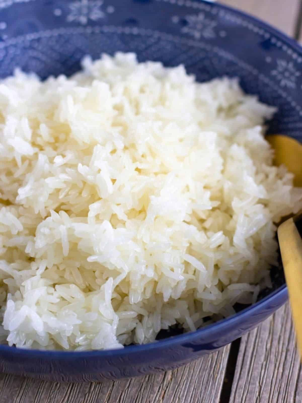 Cooked sticky rice in a blue bowl.